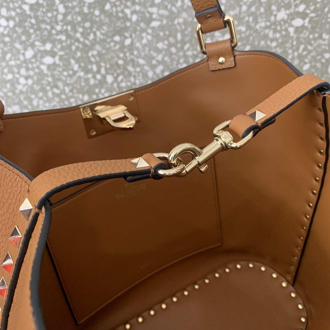 Valentino Garavani Rockstud Shoulder Bag in Brown Grainy Calfskin